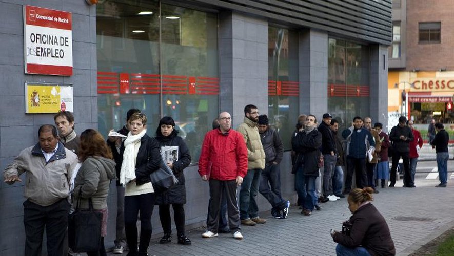 Queu devant un bureau de recherche d'emploi, le 2 décembre 2014 à Madrid