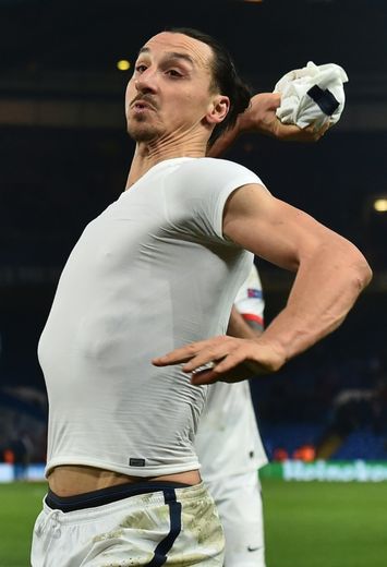 L'attaquant du PSG Zlatan Ibrahimovic lance son maillot à des supporteurs à la fin du match victorieux face à Chelsea en Ligue des champions à Stamford Bridge, le 9 mars 2016