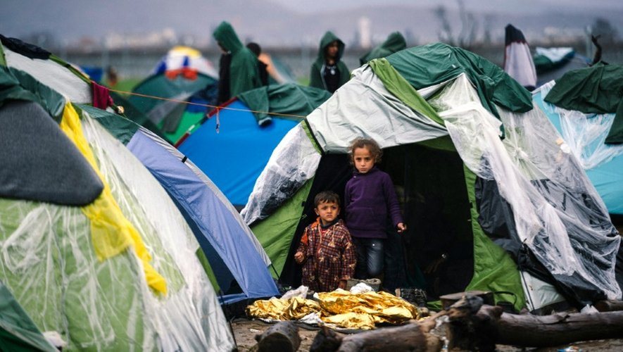 Des enfants, le 10 mars 2016, dans le camp grec d'Idomeni, à la frontière avec la Macédoine