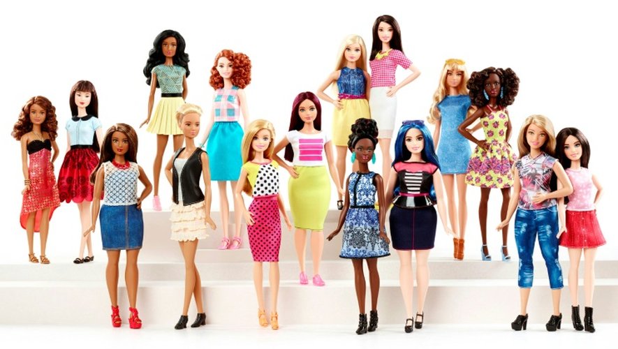 Barbie se dévoile dans une exposition inédite à Paris qui raconte l'histoire de cette icône de beauté de 29 centimètres