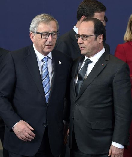 Le président de la Commission européenne, Jean-Claude Juncker (g) et le président français François Hollande à Bruxelles le 23 avril 2015
