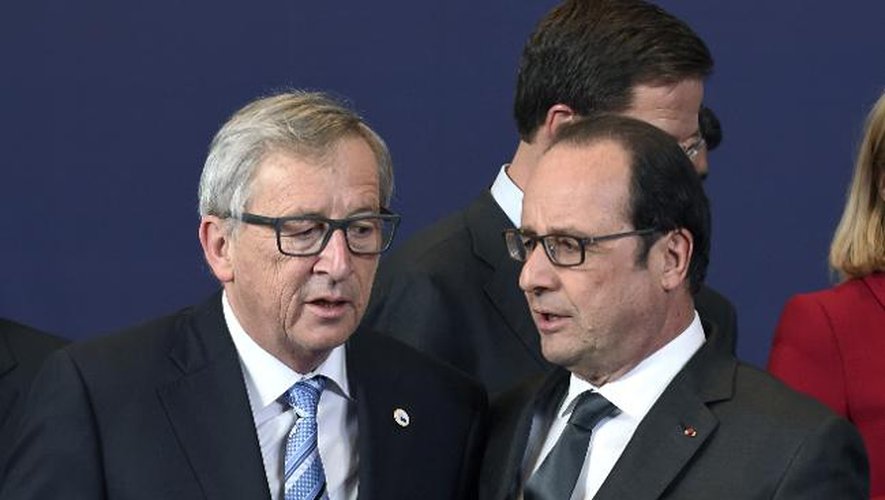 Le président de la Commission européenne, Jean-Claude Juncker (g) et le président français François Hollande à Bruxelles le 23 avril 2015