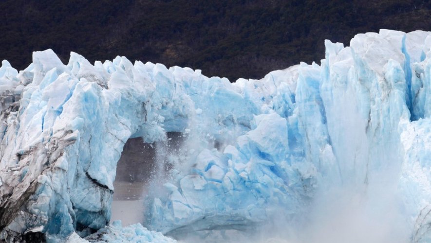 L'arche de glace, formée à une extrémité du glacier argentin du Perito Moreno, s'effondre le 10 mars 2016
