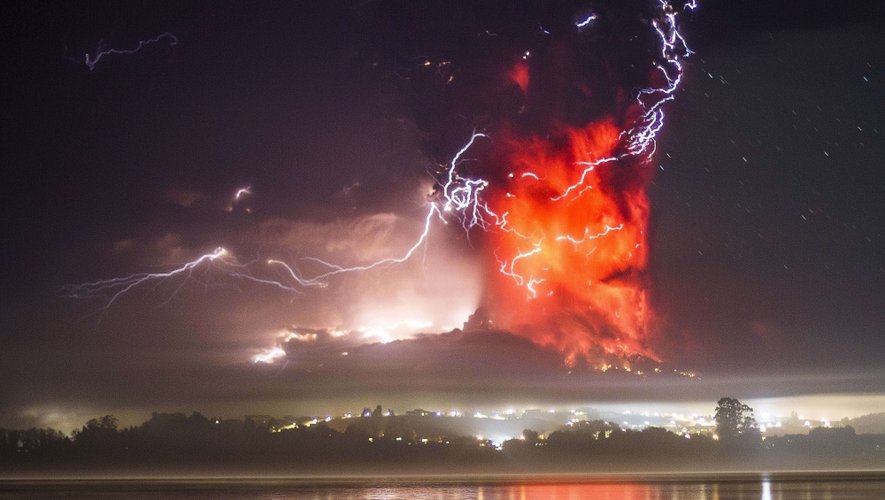 Endormi depuis un demi-siècle, le volcan Calbuco, dans le sud du Chili, s'est soudainement réveillé mercredi 22 avril, avec deux éruptions en l'espace de quelques heures, projetant d'énormes nuages de cendres et forçant l'évacuation de 5.000 personnes.