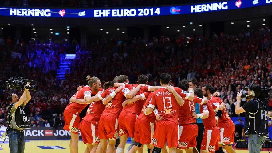 Les Danois fêtent leur qualification en finale de l'Euro de handball, le 24 janvier 2014 à Herning
