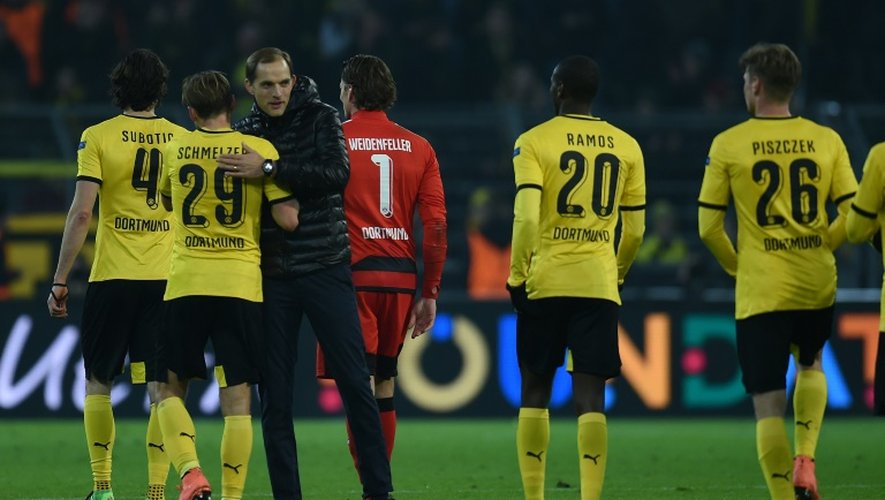 L'entraîneur de Dortmund félicite ses joueurs à l'issue du 8e de finale aller de l'Europa League remporté face à Tottenham, le 10 mars 2016