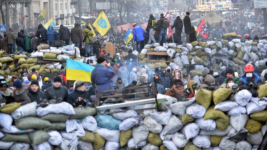 Des manifestants se rassemblent autour de barricades au centre de Kiev, le 26 janvier 2014
