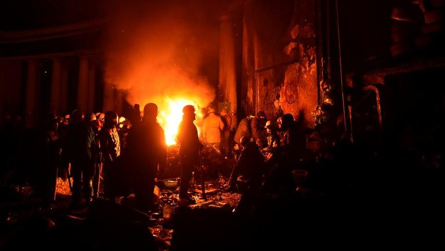 Des manifestants anti-gouvernement à Kiev rassemblés devant un feu pour se réchauffer, le 26 janvier 2014