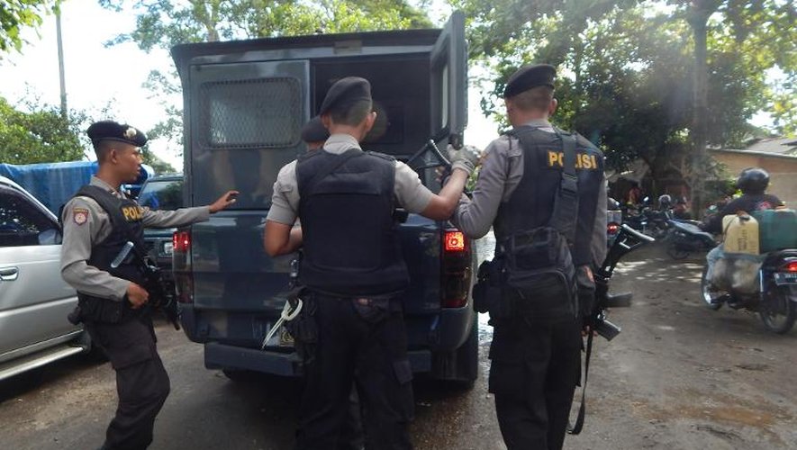 Le fourgon transportant l'un des condamnés à mort, arrive sous escorte policière le 24 avril 2015 à la prison de Nusakambangan sur l'île de Java