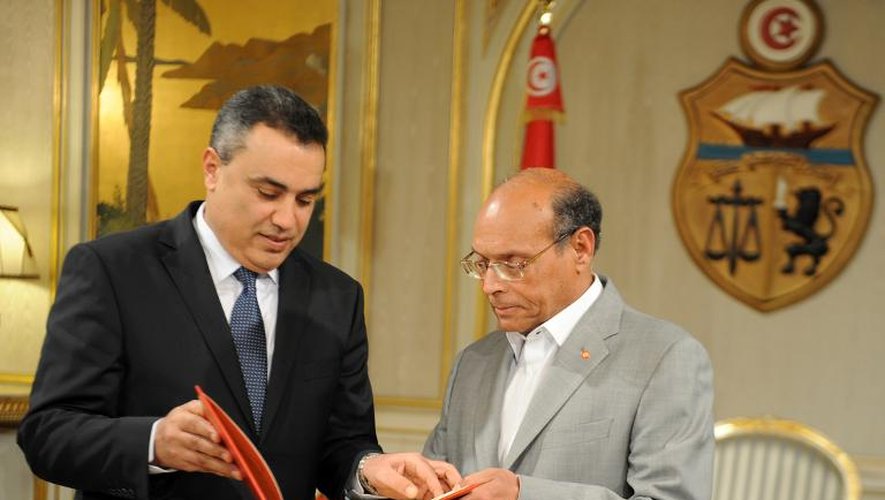 Le président tunisien Moncef Marzouki (d) reçoit la liste des membres du gouvernement que propose le Premier ministre désigné Mehdi Jomaâ, le 26 janvier 2014 à Tunis
