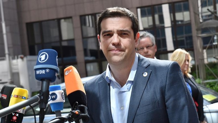 Alexis Tsipras, Premier ministre de la Grèce, répond aux médias à son arrivée au siège du Conseil européen, le 23 avril 2015 à Bruxelles