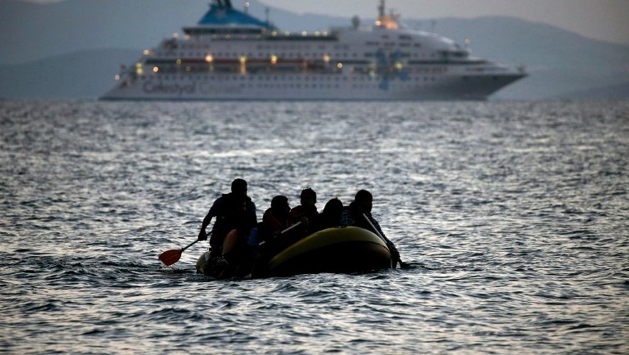 Des migrants arrivent dans une petite embarcation sur l'île de Kos, en Grèce, le 19 août 2015