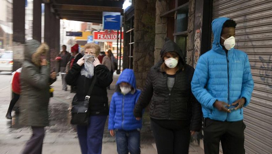 Des habitants portent des masques pour se protéger cendres du volcan Calbuco le 23 avril 2015 à Bariloche en Argentine