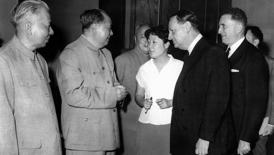 André Malraux (2e d), ministre d'état chargé des affaires culturelles, est reçu à Pékin par le président chinois Liu Chao Chi (G) et le président du comité central du parti communiste chinois Mao Zedong (2e g), en présence de