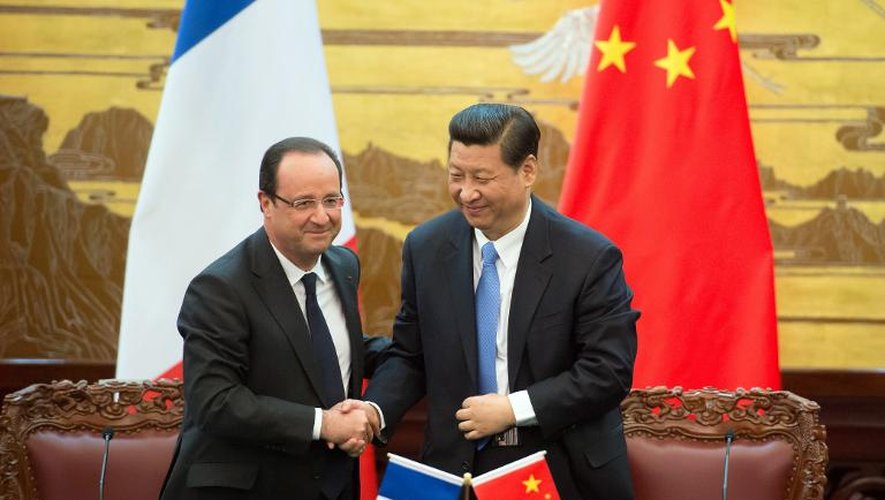 Le président chinois Xi Jinping (d) et François Hollande, le 25 avril 2013 au Palais du Peuple à Pékin