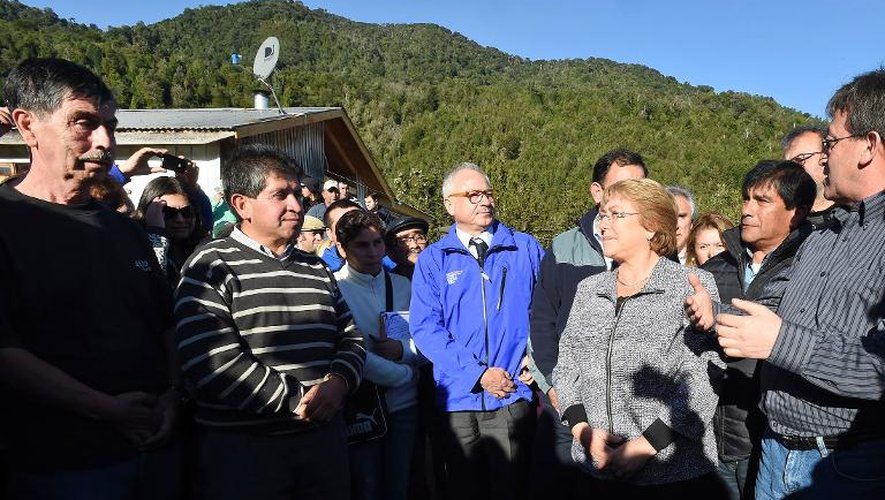 La présidente chilienne Michelle Bachelet en visite le 23 avril 2015 à Lago Chapo après l'éruption du volcan Cabulco
