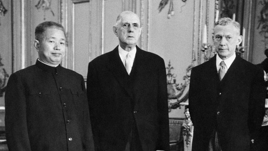 L'ambassadeur de Chine en France, Huang Chen (g) présente ses lettres de créances au  président français Charles de Gaulle (c) et le ministre des Affaires étrangères Maurice Couve de Murville, le 6 juin 1964 à l'Elysée à Paris