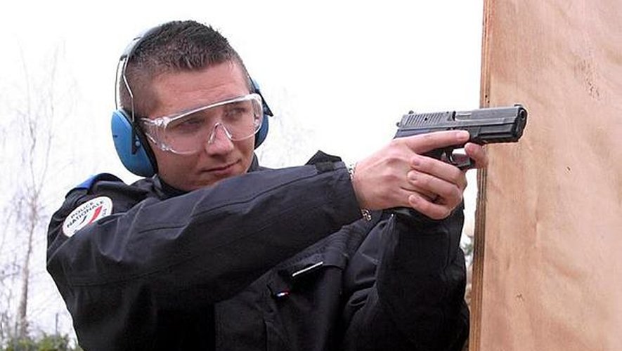 Arnaud Cluzel considère son arme "comme une mesure de défense". Comme tout gardien de la paix, les adjoints de sécurité doivent suivre au moins trois séances de tir par an.