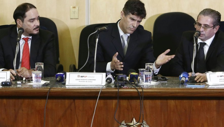 Les procureurs Fernando Henrique de Moraes Araujo, Cessio Roberto Conserino et Jose Carlos Blat, lors d'une conférence de presse le 10 mars 2016 à Sao Paulo