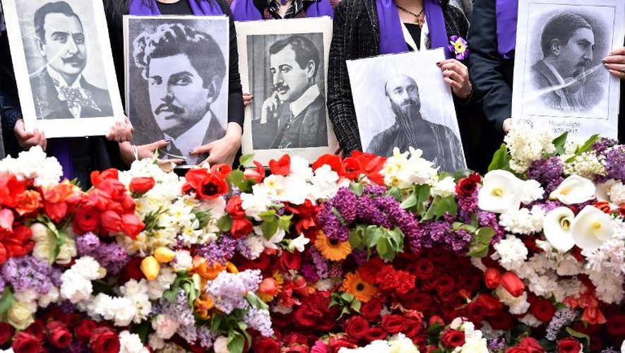 Des Arméniens tiennent les photos de proches tués lors du génocide arménien, au mémorial de Tsitsernakaberd le 24 avril 2015 à Erevan