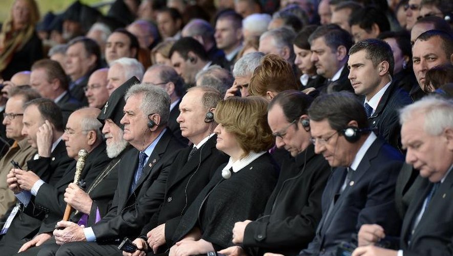 Des dirigeants du monde entier, dont le président serbe Tomislav Nikolic (5e gauche), le président russe Vladimir Poutine, le président français François Hollande (3e droite) et le président chypriote Nicos Anastasiades(2e droite) lors de la cérémonie d'hommage aux victimes du génocide arménien, le 24 avril 2015 à Erevan