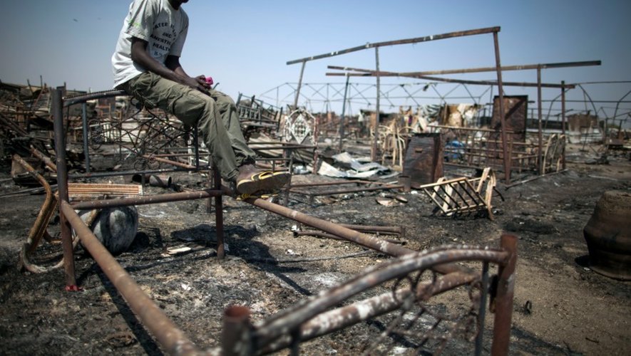 Un déplacé dans le site de protection des civils de l'ONU à Malakal, au Soudan du Sud, après que le site a été brûlé et ravagé, le 26 février 2016