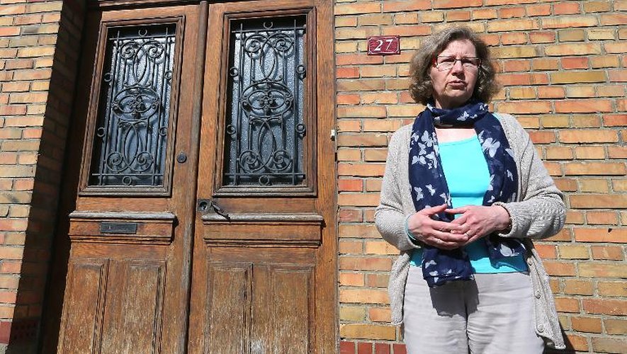 Le médecin Marie-Alix Lambert qui a récupéré la petite Berenyss pose le 24 avril 2015 devant son domicile à  Grandpré, un village proche de Reims
