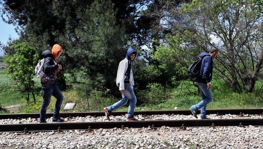 Des immigrants syriens marchent sur les voies ferrées au poste frontière d'Idomeni, entre la Macédoine et la Grèce, le 21 avril 2015