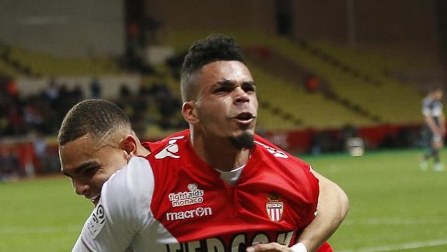 L'attaquant de Monaco Emmanuel Rivière, buteur face à Marseille, félicité par son coéquipier Layvin Kurzawa, le 26 janvier 2014 à Louis-II