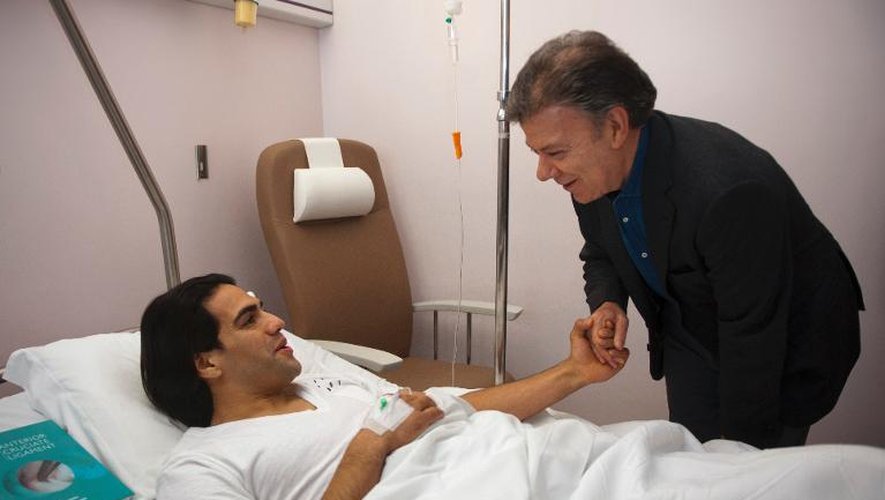 L'attaquant colombien Radamel Falcao reçoit la visite du président de son pays Juan Manuel Santos après son opération du genou gauche à Porto, le 25 janvier 2014