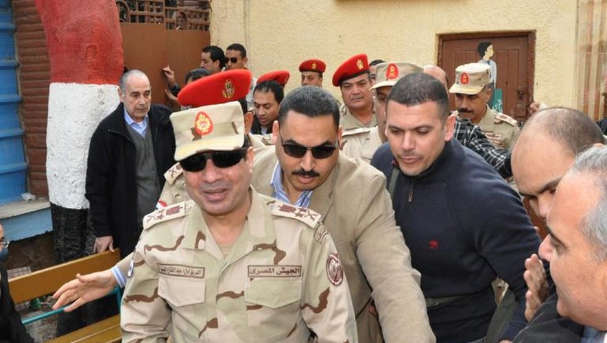 Le général Abdel Fattah al-Sissi, dans un bureau de vote, lors du référendum sur la Constitution, le 14 janvier 2014 au Caire