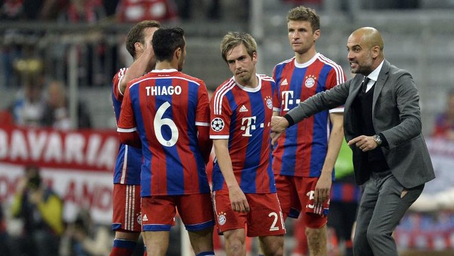 L'entraîneur du Bayern Munich, l'Espagnol Pep  Guardiola (d), donne des instructions à ses joueurs lors du quart de finale retour de la Ligue des champions contre Porto, le 21 avril 2015 à Munich