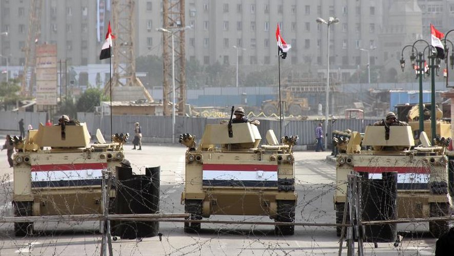 Des soldats égyptiens sur la place Tahrir au Caire, le 26 janvier 2014, après des manifestations importantes la veille