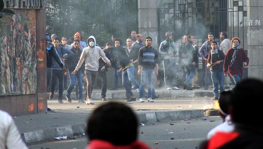Des partisans des Frères musulmans face à ceux du gouvernement le 25 janvier 2014 au Caire