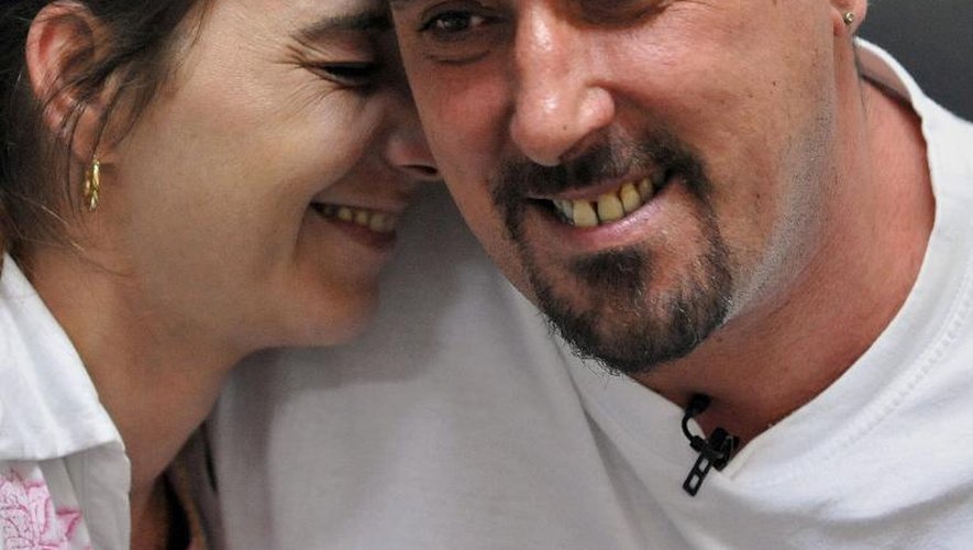 Photographie prise le 25 mars 2008 de Serge Atlaoui et sa femme Sabine Atlaoui à la prison de Nusakambangan sur l'île de Java en Indonésie