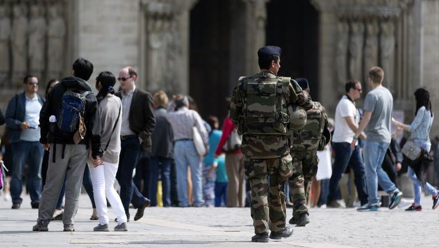 Des soldats en patrouille le 24 avril 2015 devant la cathédrale de Notre-Dame de Paris
