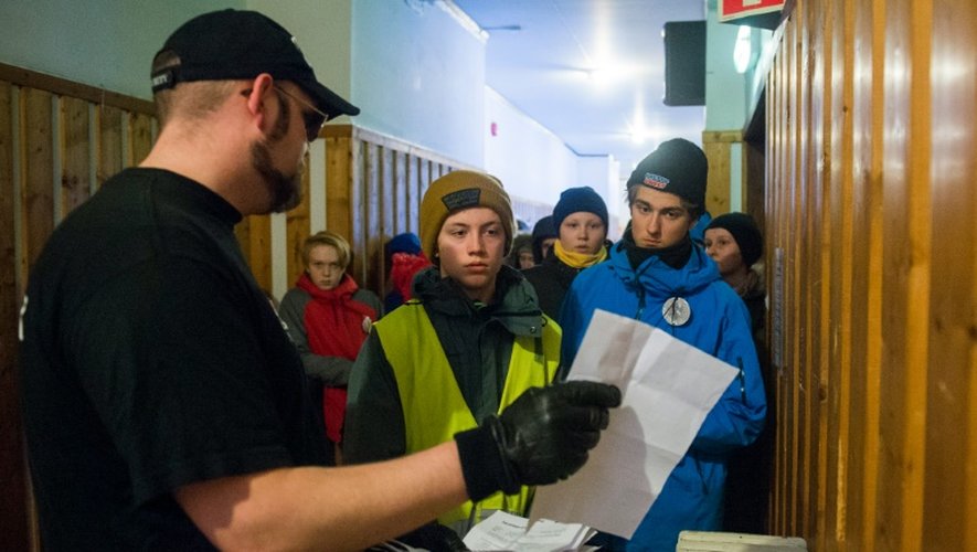 Des adolescents norvégiens jouent à être des "réfugiés" durant 24 heures, dans un camp militaire à Trandum, en Norvège, pour être sensiblisés au sort des migrants