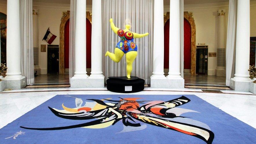 Une statue de Niki de Saint-Phalle dans le Salon royal de l'hôtel Negresco à Nice, le 28 avril 2011
