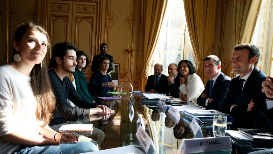 Les représentants des organisations étudiantes et lycéennes reçus à l'Hôtel Matignon à Paris par les ministres de l'Economie (g), du Travail (3e à g) et le Premier Ministre (2e à g), le 11 mars 2016