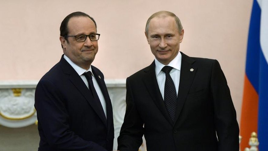 Le président français François Hollande (g) et russe Vladimir Poutine, le 24 avril 2015 à Erevan