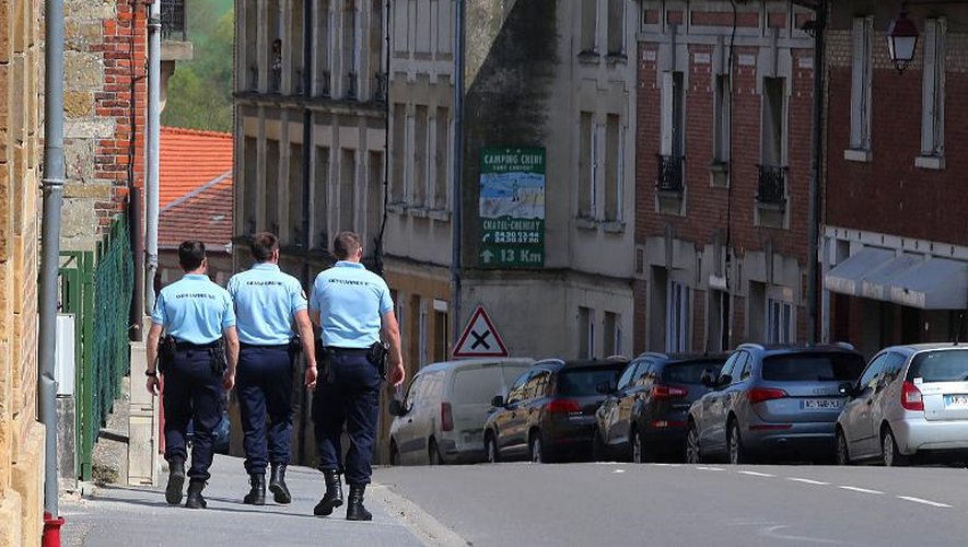 Des gendarmes mènent leur enquête à Grandpré, le 24 avril 2015, après l'enlèvement de la petite Berenyss