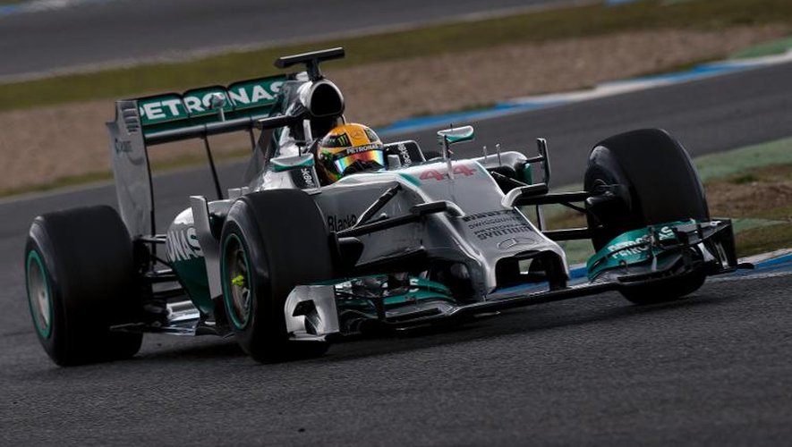 Le pilote britannique Lewis Hamilton au volant de la Mercedes-AMG W05 sur le circuit de Jerez (Espagne), le 28 janvier 2014