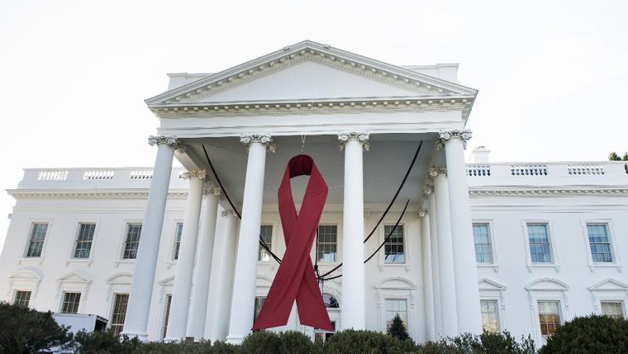 Un ruban rouge dans la façade nord de la Maison Blanche, le 1er décembre 2013, lors de la journée mondiale de lutte contre le sida