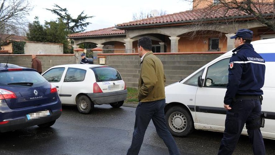 Des gendarmes à Pinsaguel, près de Toulouse, devant la maison de l'un des adolescents candidats au Jihad, le 28 janvier 2014