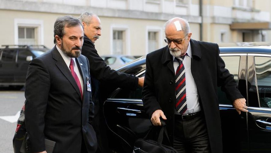 Le porte-parole de l'opposition syrienne Louay Safi (gauche) et le vétéran Haitham al-Maleg arrivent à Genève le 28 janvier 2014