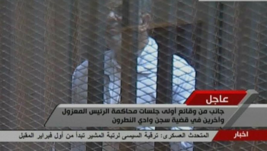 La télévision a diffusé des images de M. Morsi, portant l'uniforme blanc des détenus, au Caire le 28 janvier 2014. 