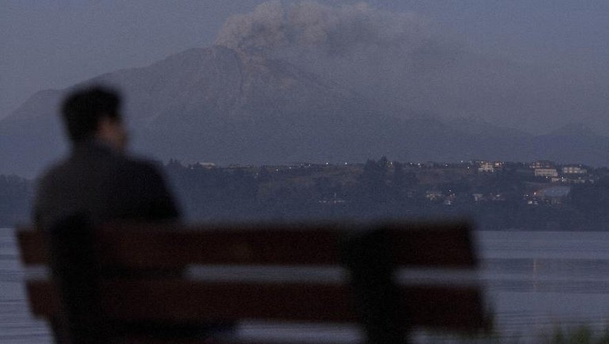Le volcan Calbuco duquel s'échappe de la fumée, vu depuis Puerto Varas le 24 avril 2015