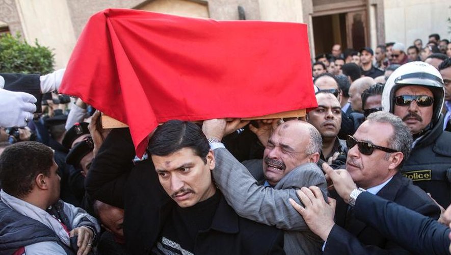 Des Egyptiens portent le cercueil du général de police Mohamed Saïd au Caire, le 28 janvier 2014