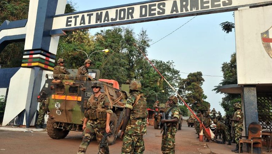 Des soldats français de l'opération Sangaris et des soldats burundais au camp de Roux à Bangui le 27 janvier 2014