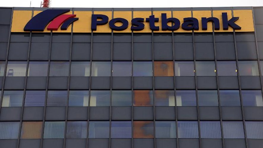 Façade des bureaux de la Postbank à Berlin, le 20 avril 2015